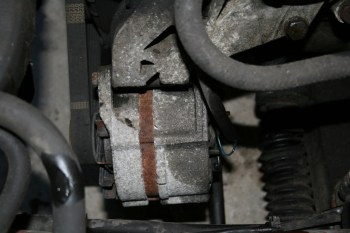 Broken 924S Alternator in situ